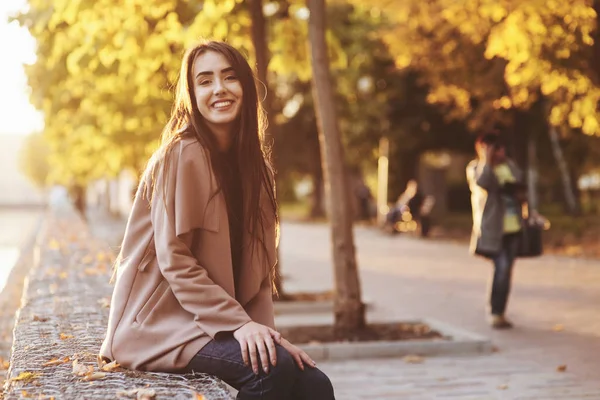 Young Pretty Smiling Brunette Girl Sitting Hands Her Knees Wearing — Stock Photo, Image