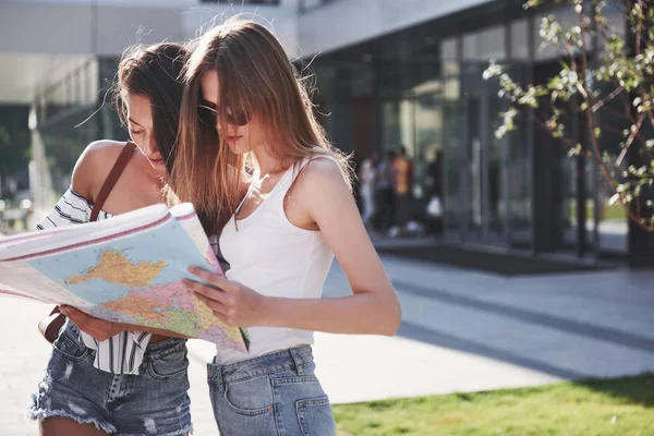 Dos Turista Femenina Con Mapa Visitando Una Nueva Ciudad Está — Foto de Stock