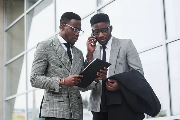 Imagem Dois Jovens Empresários Que Interagem Reunião Exercício — Fotografia de Stock