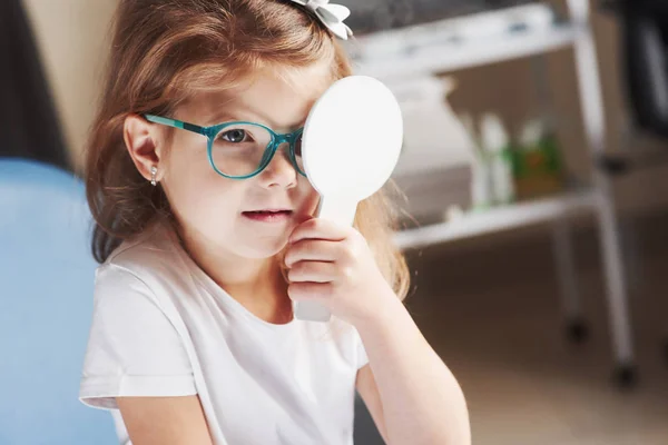 Holds Herself Occluder Little Girl Checking His Vision New Green — Stock Photo, Image