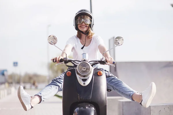 Retrato Uma Menina Bonita Hipster Sentado Uma Scooter Retro Preto — Fotografia de Stock