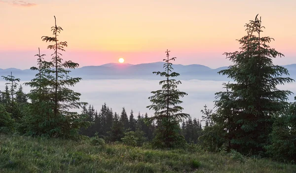 山の風景の中に夕日 劇的な空だウクライナのカルパティア人ヨーロッパ — ストック写真