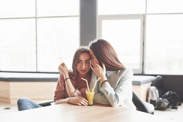 Två Vackra Tvillingflickor Dricker Juice Systrar Som Kopplar Ett Café — Stockfoto