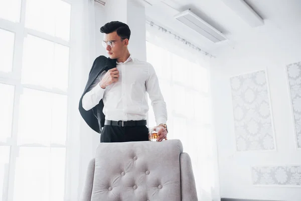 의자와 고전적 복장을 럭셔리 보이는 양복의 유리를 알코올 — 스톡 사진