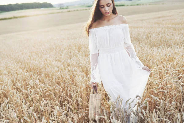 白いドレスで小麦 スタイル ライフ スタイルで完璧な画像の分野で美しい少女 — ストック写真