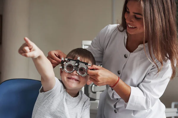 Visión Tan Buena Niño Sentado Gabinete Del Médico Han Probado —  Fotos de Stock