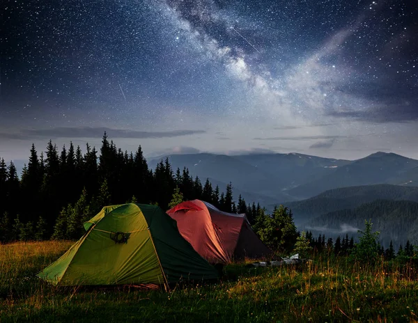 Çadırların Üstündeki Dairy Star Trek Gece Dağlarında Dramatik Pitoresk Bir — Stok fotoğraf