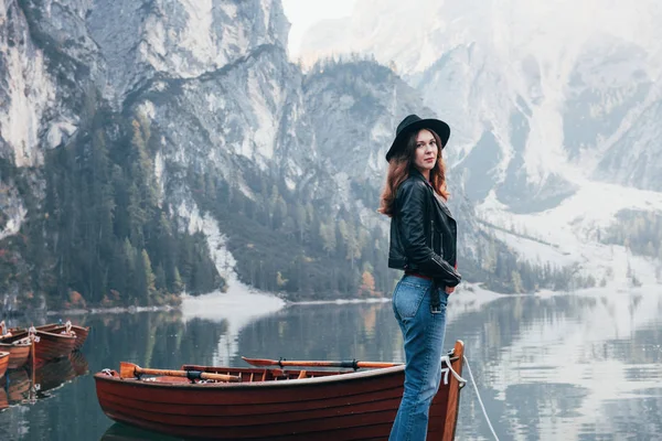 Beauty Nature Girl One Picture Woman Black Hat Enjoying Majestic — Stock Photo, Image