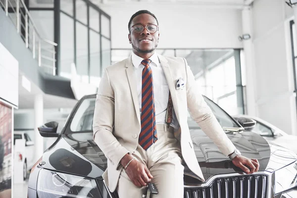 Der Junge Attraktive Schwarze Geschäftsmann Kauft Sich Ein Neues Auto — Stockfoto