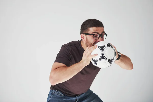 Emocionado Fanático Del Fútbol Con Fútbol Aislado Sobre Fondo Blanco — Foto de Stock