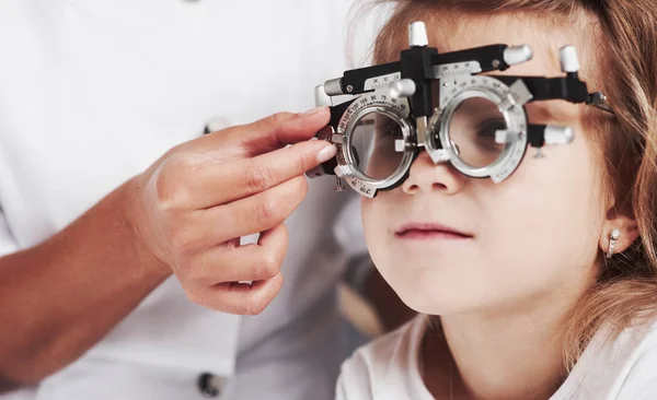 Nahaufnahme Foto Arzt Überprüft Das Sehvermögen Des Kleinen Mädchens Und — Stockfoto