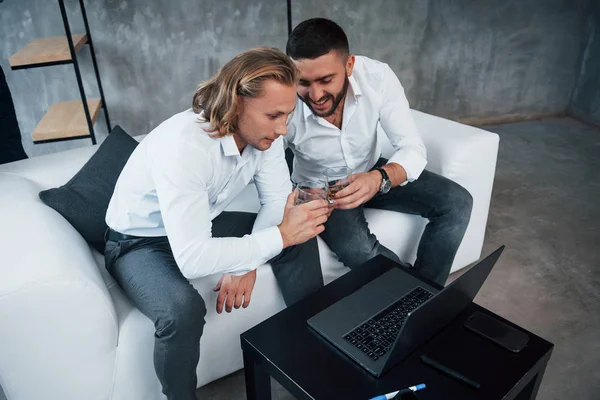 Dos Compañeros Trabajo Buen Humor Celebran Éxito Trabajo Bebiendo Whisky — Foto de Stock