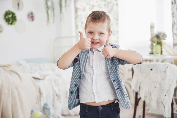 Niño Edad Escolar Levanta Dos Pulgares Hacia Arriba Feliz Concepto —  Fotos de Stock