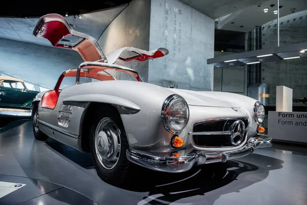 Stuttgart Alemanha Outubro 2018 Mercedes Museum Outro Automóvel Verde Fundo — Fotografia de Stock