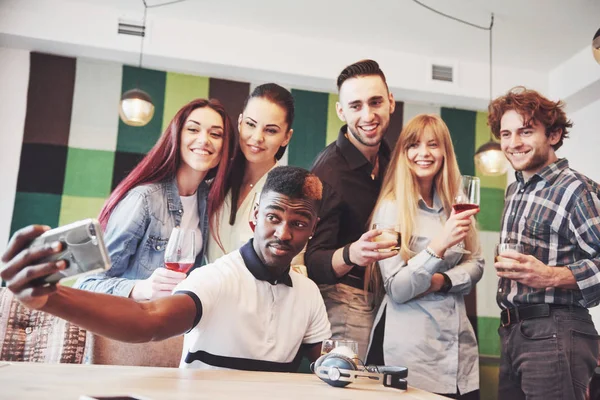 Přátelé Baví Restauraci Dva Chlapci Čtyři Dívky Pít Dělat Selfie Stock Obrázky