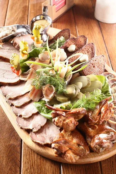 Carne fatiada com diferentes verduras — Fotografia de Stock
