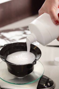 Güzellik Salonu saç boya karıştırma