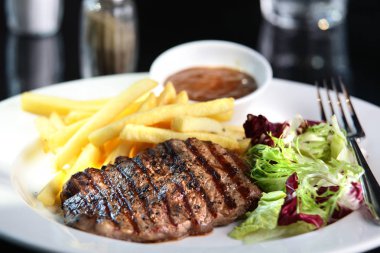 sıcak ve kavrulmuş et patates kızartması ile