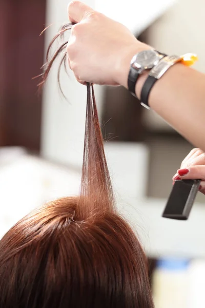 Уход за волосами в современном салоне красоты — стоковое фото