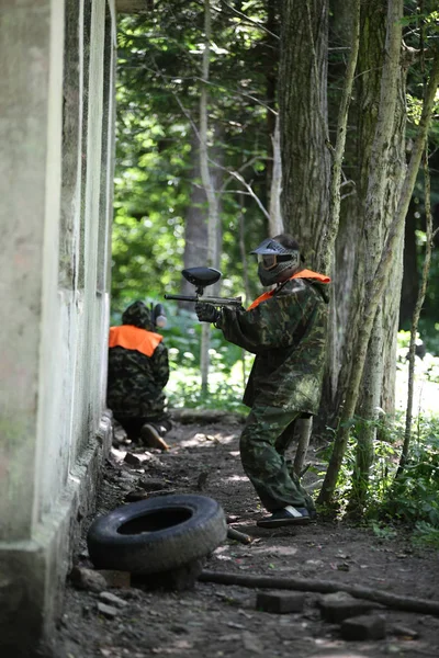 Paintball hráč, jehož cílem je v lese — Stock fotografie