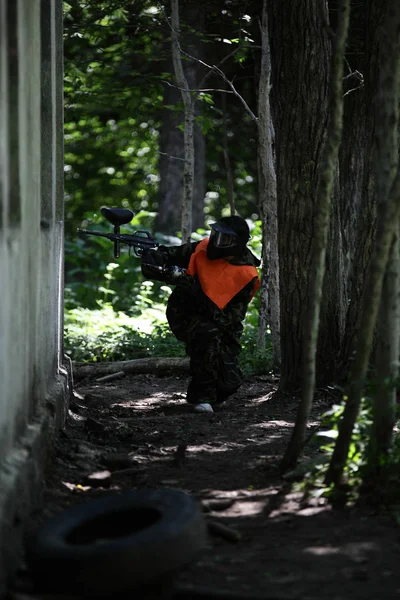 森の中を目指しての paintball プレーヤー — ストック写真