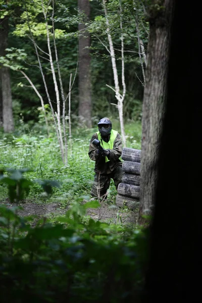 森の中を目指しての paintball プレーヤー — ストック写真