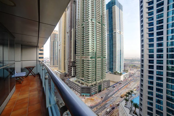 Balcon dans le gratte-ciel dubai — Photo