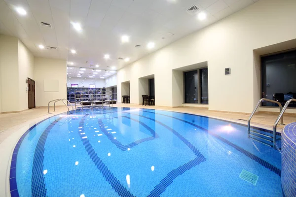 Yüzme Havuzu ve modern bir iç — Stok fotoğraf