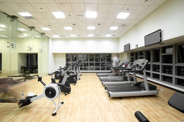 A modern európai sport gym emberek nélkül — Stock Fotó