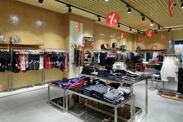 Nuevo interior de la tienda de tela — Foto de Stock