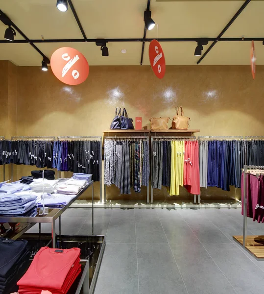 Nuevo interior de la tienda de tela — Foto de Stock