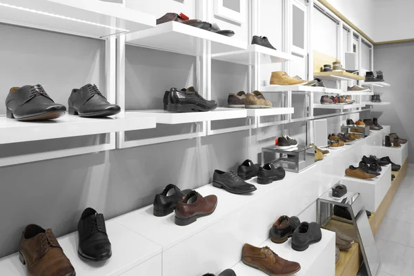 Interieur van schoenenwinkel in moderne Europese winkelcentrum — Stockfoto