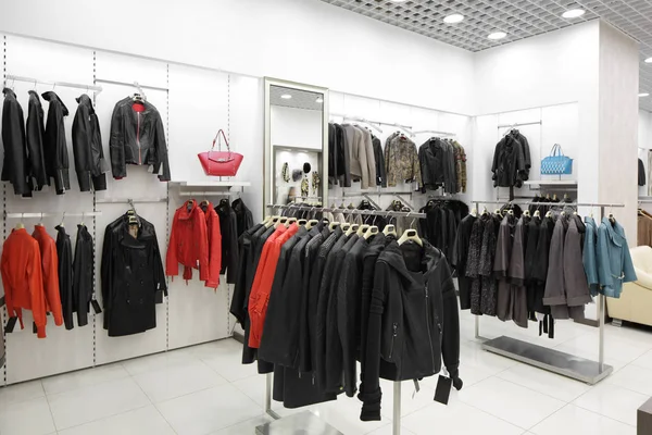 Nuovissimo interno del negozio di pellicce — Foto Stock