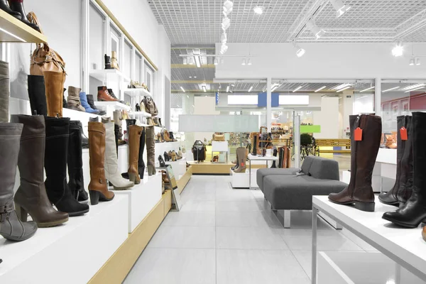 Interiören i skoaffär i moderna europeiska mall — Stockfoto