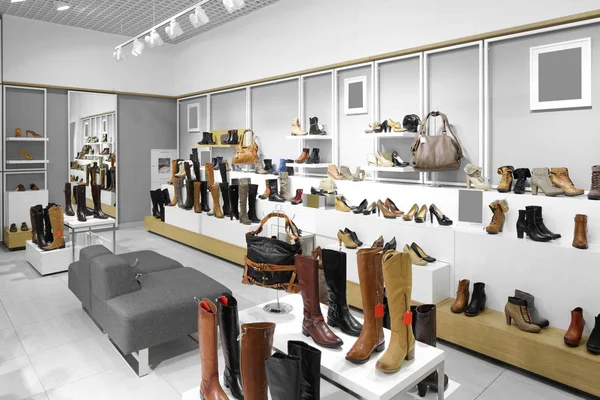 Interior of shoe store in modern european mall — Stock Photo, Image