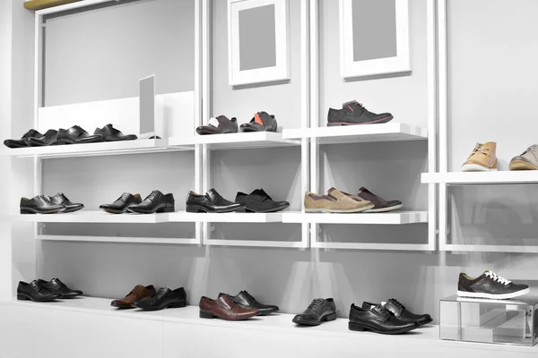 Интерьер обувного магазина в современном европейском торговом центре — стоковое фото