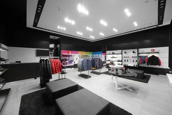 Interior of shoe store in modern european mall — Stock Photo, Image