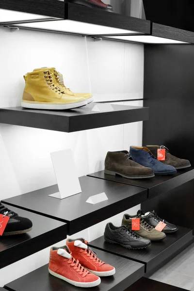 Interno del negozio di scarpe nel moderno centro commerciale europeo — Foto Stock