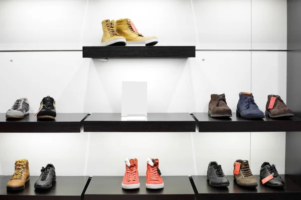 Interior of shoe store in modern european mall — Stock Photo, Image