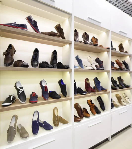 Interior de la tienda de zapatos en el centro comercial europeo moderno — Foto de Stock