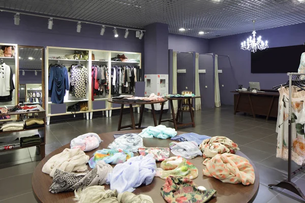 Nuevo interior de la tienda de tela — Foto de Stock