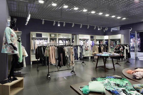 Tout nouvel intérieur de magasin de tissu — Photo