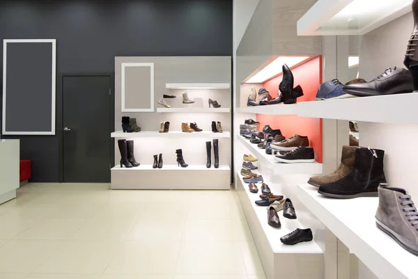 Interior de la tienda de zapatos en el centro comercial europeo moderno — Foto de Stock