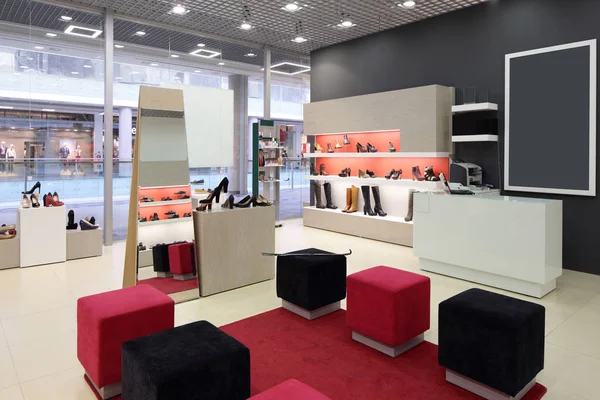 Wnętrze sklep obuwniczy w nowoczesne centrum europejskich — Zdjęcie stockowe