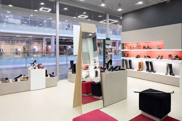 Interieur van schoenenwinkel in moderne Europese winkelcentrum — Stockfoto