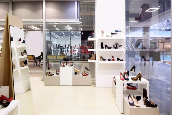 Intérieur du magasin de chaussures dans le centre commercial européen moderne — Photo