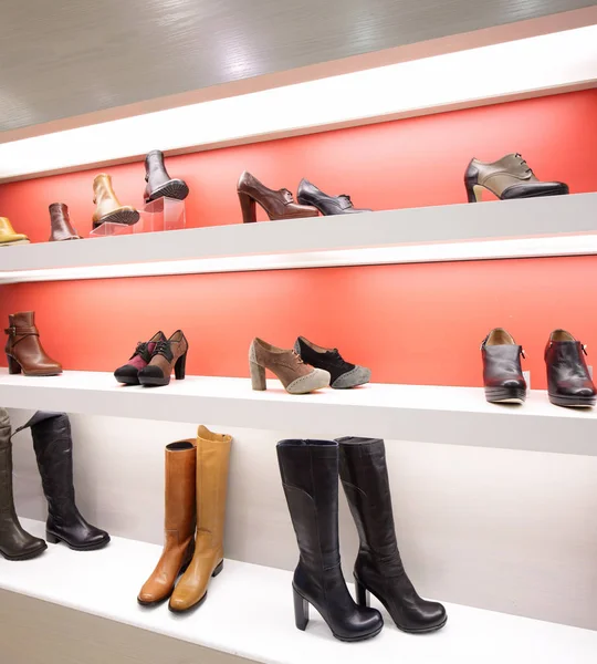 Interior de la tienda de zapatos en el centro comercial europeo moderno — Foto de Stock