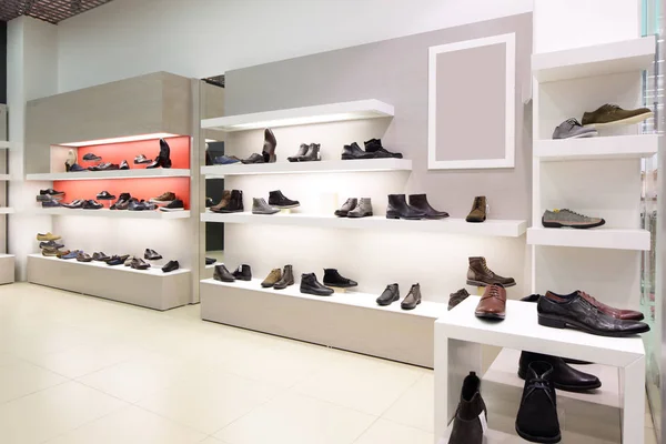 Interior de la tienda de zapatos en el centro comercial europeo moderno — Foto de Stock