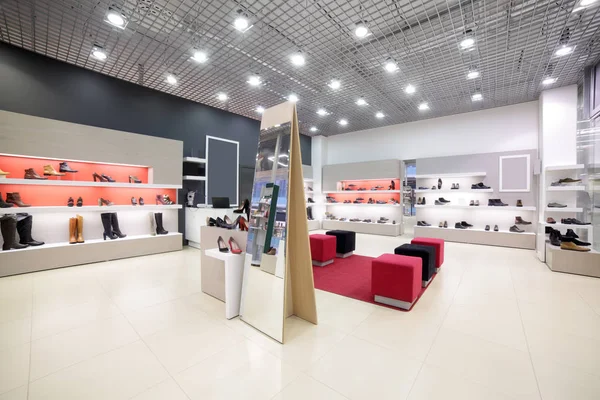 Interior de la tienda de zapatos en el centro comercial europeo moderno — Foto de Stock