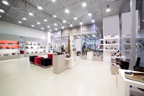 Interior de la tienda de zapatos en el centro comercial europeo moderno — Foto de Stock